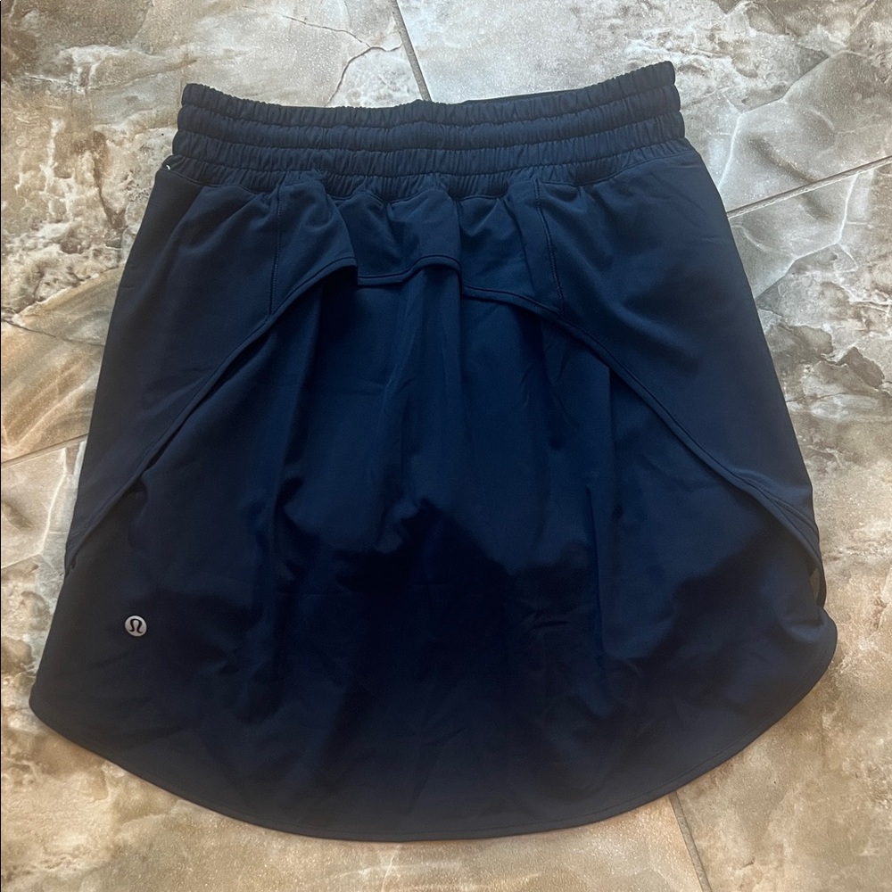 lululemon NWOT Hotty Hot High Rise Skirt l True Navy Sz 4 (Built In Shorts)